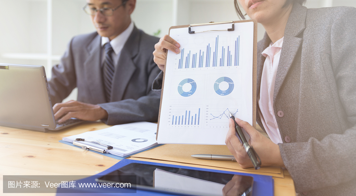 商務(wù)人員出席專業(yè)投資者的創(chuàng)業(yè)項目。財務(wù)經(jīng)理會議和討論分析數(shù)據(jù)的圖表和圖表顯示的結(jié)果。企業(yè)財務(wù)和營銷理念